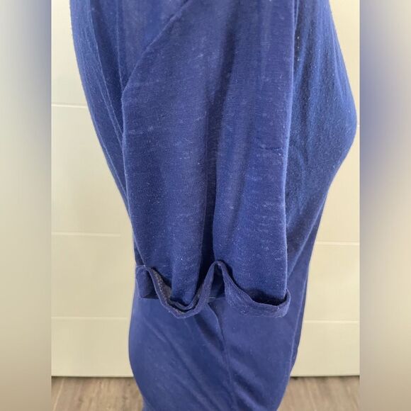 Blue v neck, slightly sheer, knot in front, small run in fabric. - Picture 4 of 6